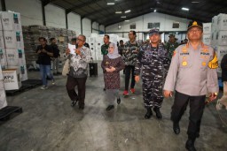 PJs Wali Kota Restu Novi bersama Forkopimda dan KPU Surabaya Tinjau Gudang Logistik Pilkada 2024