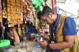 Tekan Peredaran Rokok Ilegal, Pemkot Surabaya bersama Bea Cukai Sisir Toko Kelontong