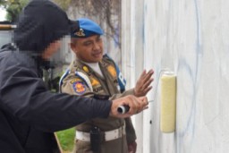 Dapati Dua Pemuda Lakukan Aksi Vandalisme, Satpol PP Surabaya beri Sanksi Cat Ulang Tembok