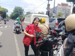 PSIVsurabaya Bagi 250 Bunga Mawar Simbol Kasih Sayang, Tolak Kekerasan Pada Anak
