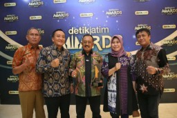 Pemkot Surabaya Sabet Penghargaan Kategori Peningkatan Kesehatan Anak dalam detikJatim Awards 2024