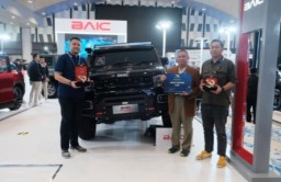 KOMUNITAS MOBIL DAN PEMBERIAN PENGHARGAAN KEPADA PESERTA MERIAHKAN HARI TERAKHIR GIIAS SEMARANG 2024