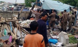 Kembalikan Fungsi Bozem Makam Putat, Satpol PP Surabaya Tertibkan Tiga Bangunan Liar