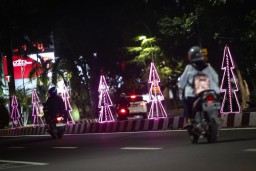 Pemkot Surabaya Hiasi Balai Kota dan Beberapa Kawasan Dengan Ornamen Tematik Natal