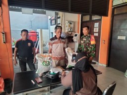 Babinsa Dampingi Penyaluran Bansos Beras Tahap Ke-3 di Kelurahan Wonokusumo 
