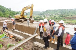 Pj Bupati Jeneponto Tinjau Lokasi Irigasi Kareloe yang Amblas Akibat Banjir