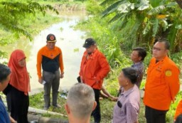 Anggota DPRD Surabaya dan DPR RI Tinjau Lokasi Pencarian Balita yang Terseret Arus Gorong-Gorong