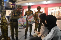 Satpol PP Surabaya Sosialisasikan Perda Trotoar, Bukan Tempat PKL dan Parkir