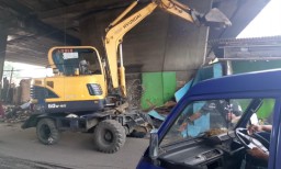 Satpol PP Surabaya Tertibkan Belasan Bangli di bawah Jembatan Layang Tambak Mayor