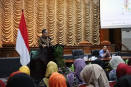 Wamendagri Beri Pengarahan Sinkronisasi Pembangunan Pusat dan Daerah kepada Jajaran Aparat Pemkot Surabaya