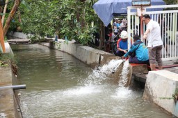 Wali Kota Eri Seharian Pantau Penanganan Banjir dari Gayungsari, Tenggilis hingga Rungkut