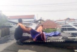 Angin Kencang Landa Surabaya, Belasan Atap Rumah Alami Rusak