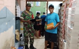 Babinsa Sertu Wasis Berikan Semangat kepada Pengrajin Songkok Binaan
