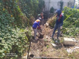 Babinsa Bersama Warga Laksanakan Karya Bakti Pembuatan Selokan untuk Tingkatkan Kesejahteraan Desa