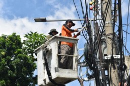 Pemkot Surabaya Tertibkan Jaringan Kabel Utilitas Tak Berizin 