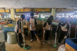 Pemkot Surabaya Gelar Aksi Bersih Pasar Keputran pada Hari Sampah Nasional