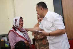 Wali Kota Surabaya Eri Cahyadi Berikan Ganti Rugi Pada UMKM Korban Penipuan