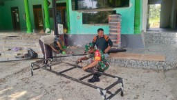 Komsos Babinsa Dukun Membantu Pembuatan Meja Masjid di Wilayah Binaan