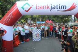 Ratusan Orang Dapat Doorprize, Peserta Jalan Sehat Bersama PWI Jatim Pulang Bahagia
