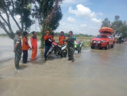 Siaga Banjir di Kecamatan Balongpanggang, Babinsa Bantu Proses Evakuasi Warga yang Terdampak