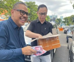 Anggota Fraksi PSI DPRD Kota Surabaya Bagikan 100 Gembok Cakram