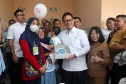 Menkes Budi Tinjau Pelaksanaan Cek Kesehatan Gratis Hari Ulang Tahun di Kota Surabaya