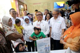 Wali Kota Eri Cahyadi Bersama Menko PMK Tinjau Langsung Pelaksanaan CKG di Surabaya