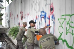 Tanggapi Aksi Vandalisme, Satpol PP Surabaya Cat Ulang Tembok Bertuliskan ‘Adili Jokowi’ di 24 Titik