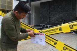 Tak Miliki Izin PBG, Delapan Bangunan Disegel Satpol PP Surabaya