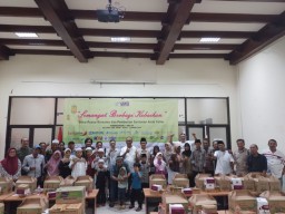 SMSI Surabaya Sinergi dengan Korporasi Salurkan Bantuan dan Santunan Pada Anak Yatim dan Duafa