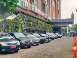 Pemkot Surabaya Wajibkan ASN Parkir Mobil Dinas Sebelum Idulfitri 2025