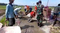 Babinsa Dukun Bersama Warga Laksanakan Karya Bakti Pembuatan Selokan 