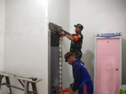 Babinsa Koramil 0817/06 Manyar Bersama Warga Laksanakan Karya Bhakti Pembangunan Rumah di Desa Peganden
