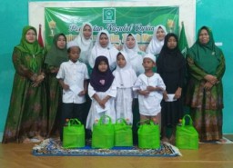 Fatayat NU Ranting Blawi Bagikan Takjil dan Santuni Anak Yatim Piatu