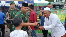 Sinergitas Kodim 0829 Bangkalan dan Polres Bangkalan Bagikan Takjil untuk Masyarakat