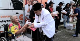 PKS Kota Surabaya Gelar Program Berbagi Takjil dan Baju Lebaran untuk Yatim dan Dhuafa