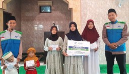LAZIS Nurul Falah Gresik Berbagi Kebahagiaan bersama Santri Yatim