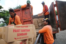 Pemkot Surabaya Bagikan 5000 Bingkisan Sembako Ramadan dari Mayapada Group kepada Satgas DLH