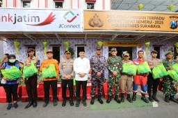 Tinjau Pos PAM, Forkopimda Surabaya Bagikan Sembako untuk Petugas Gabungan