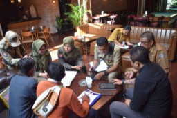 Tindaklanjuti Aduan Warga, Satpol PP Surabaya Sidak Tempat Biliar dan Spa