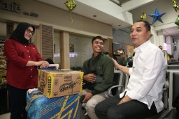 Sidak Arus Mudik Transportasi Kereta Api, Wali Kota Eri Cahyadi Sapa hingga Bagikan Bingkisan kepada Penumpang