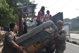 Satpol PP Surabaya Tertibkan 129 PKL di Kaki Jembatan Suramadu yang akan Direlokasi