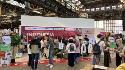 Roemah Indonesia BV di Amsterdam Coffee Fes9val 2025 Menikma9 Kopi Indonesia, Menjaga Bumi Lewat Se9ap Cangkir