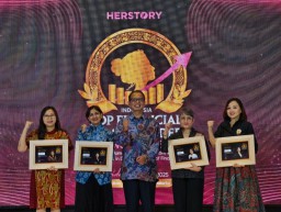 Direktur FIFGROUP Terima Award Top Financial Woman Leaders 2025