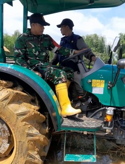 Sertu Warsito Dampingi Uji Coba Traktor Pembajak Sawah di Bumi Anyar