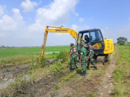 Babinsa dampingi proses pengerukan sungai di Langkap Burneh