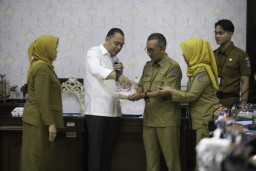 Fokus Kesehatan Warga, Wali Kota Eri Cahyadi Ungkap Jurus Surabaya Penuhi Target STBM