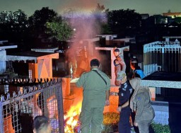 Satpol PP Surabaya Temukan Alat Kontrasepsi di Area Pemakaman Kembang Kuning dalam Operasi Asuhan Rembulan