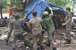 Satpol PP Surabaya Tertibkan 30 PKL yang Berjualan di Atas Saluran Air Kawasan Klenteng Mbah Ratu