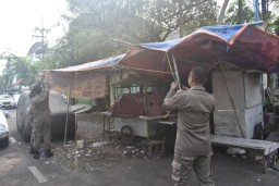 Satpol PP Surabaya Tertibkan PKL dan Bangunan Liar di Jalan Pegirian dan Indrapura